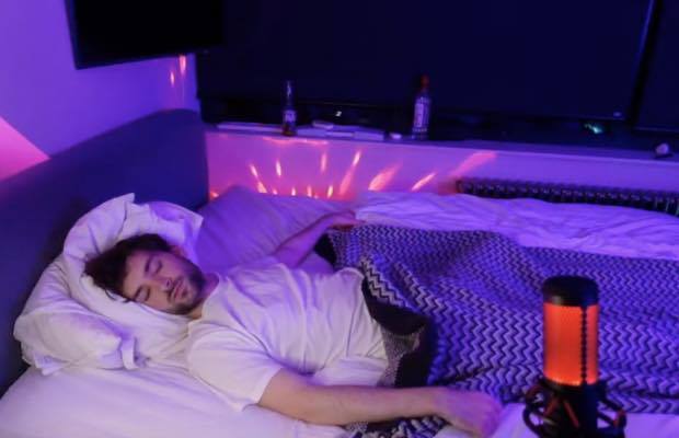 Chàng trai kiếm 3000 usd mỗi tuần nhờ livestream khi đang ngủ - 2